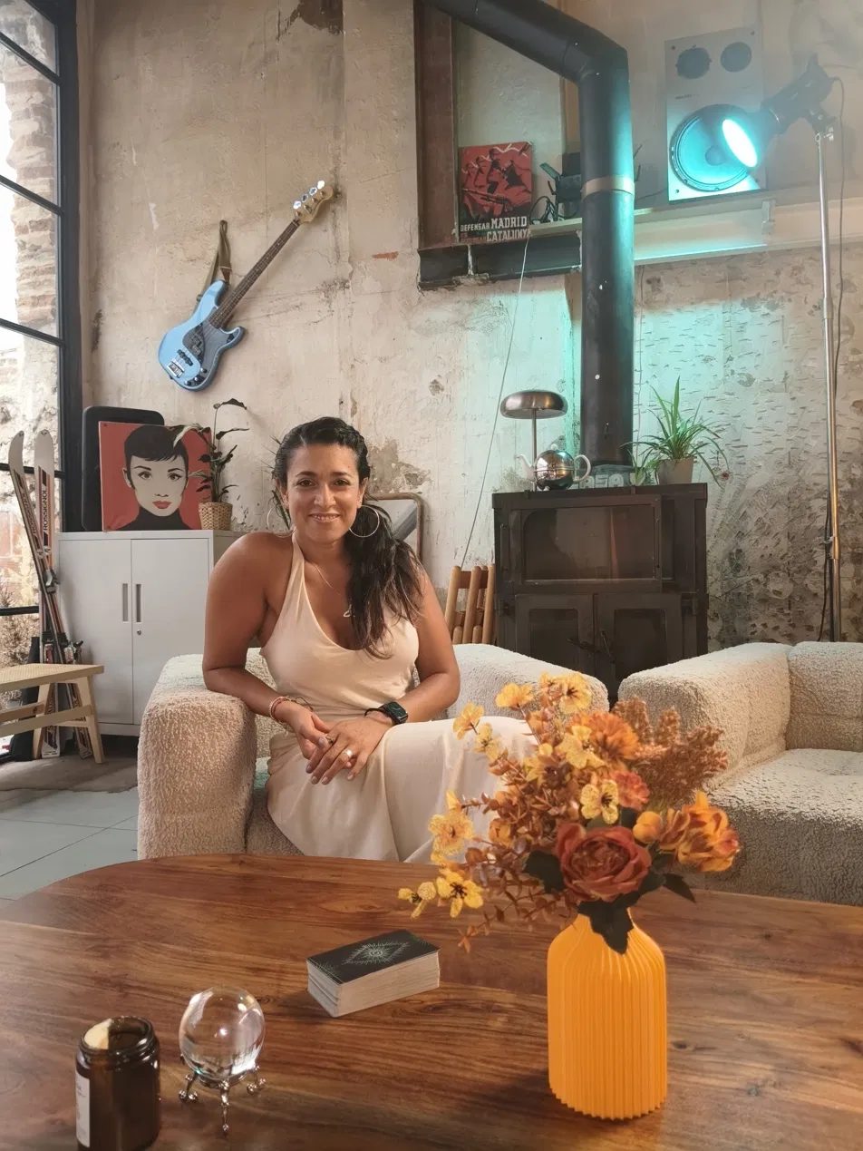 Gise en un espacio de encuentro, junto a flores y cartas