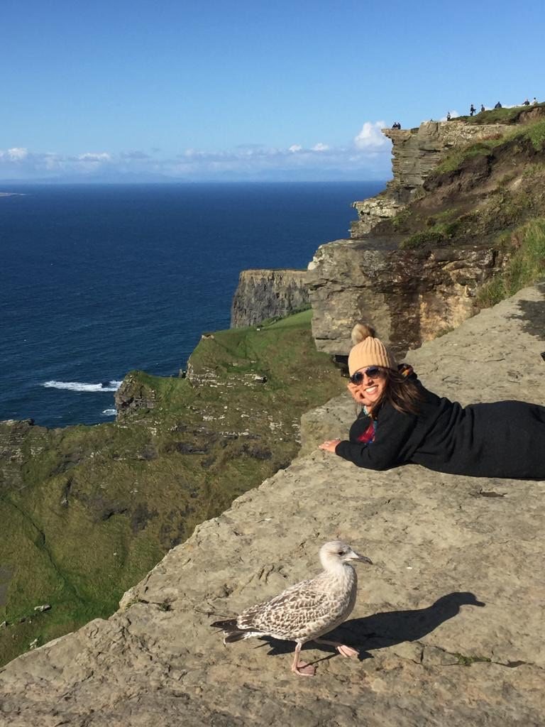 Gise en los Cliffs of Moher, con una gaviota en primer plano