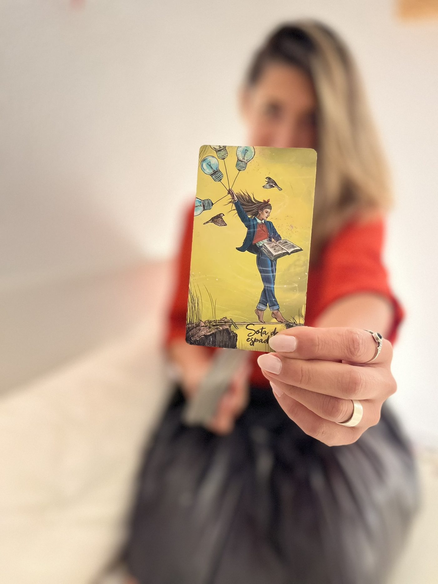 Gise presentando una carta de tarot