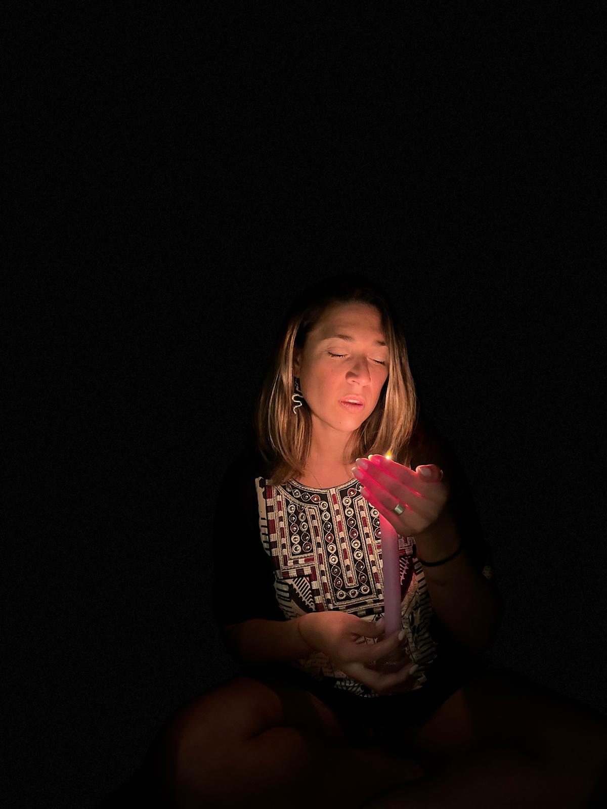 Gise sosteniendo una vela encendida